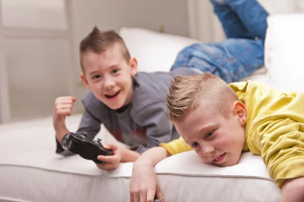 Zwei Kinder spielen Videospiele — Stockfoto