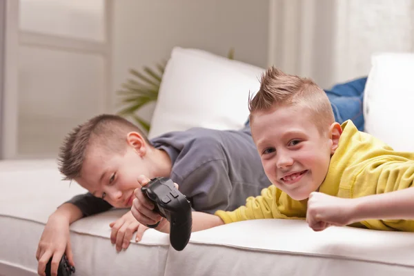 Due bambini che giocano ai videogiochi — Foto Stock
