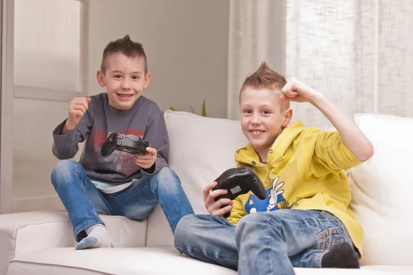 Dos niños jugando videojuegos — Foto de Stock