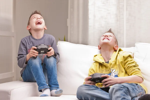 Двое детей играют в видеоигры — стоковое фото
