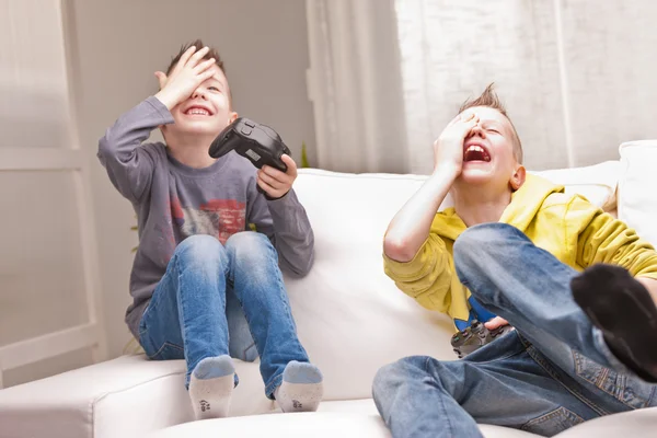 Dvě děti hrát video hry — Stock fotografie