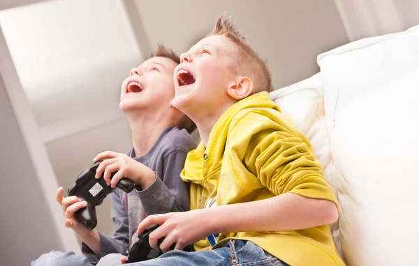 Duas crianças jogando videogames — Fotografia de Stock