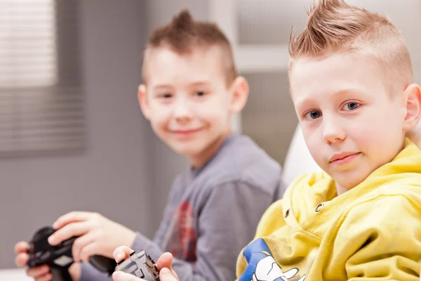 Due bambini che giocano ai videogiochi — Foto Stock