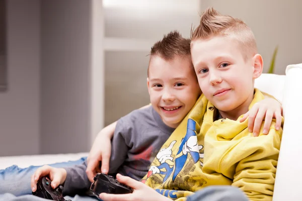 Deux enfants jouant à des jeux vidéo — Photo