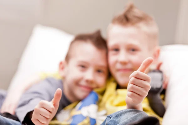 Deux enfants jouant à des jeux vidéo — Photo