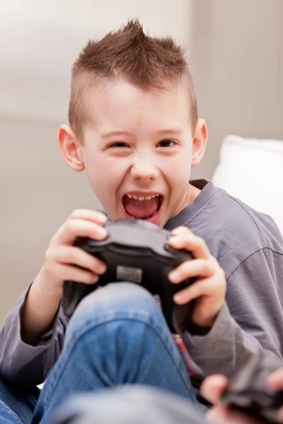 Μικρό αγόρι που παίζει βιντεοπαιχνίδια — Φωτογραφία Αρχείου