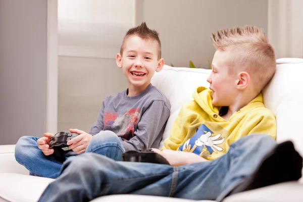 Two kids playing video games — Stock Photo, Image