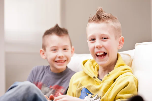 Two kids playing video games — Stock Photo, Image