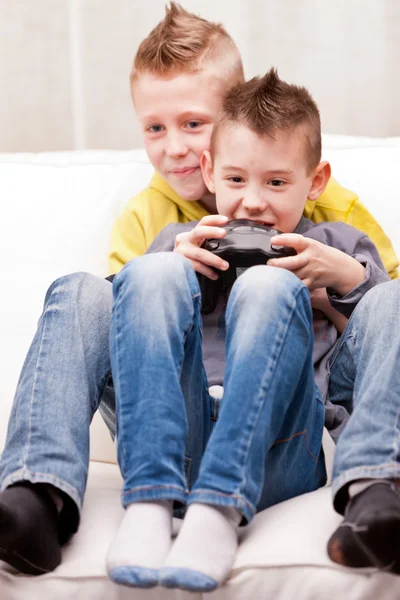 Dos niños jugando videojuegos — Foto de Stock