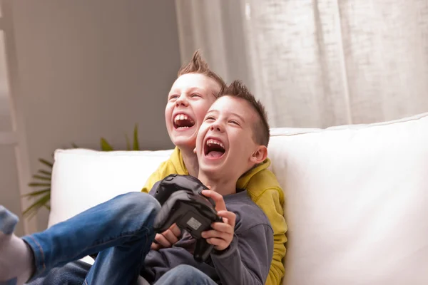 Dos niños jugando videojuegos — Foto de Stock