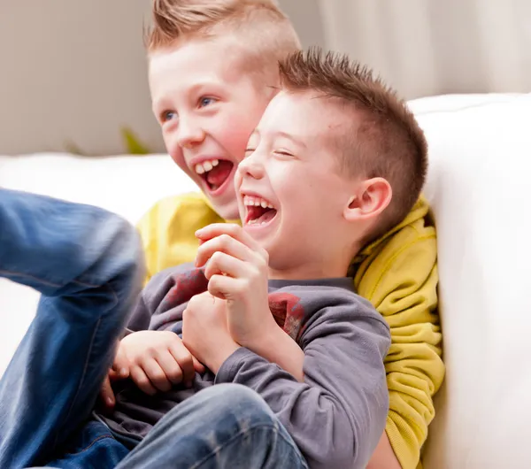 Dois meninos pequenos rindo — Fotografia de Stock