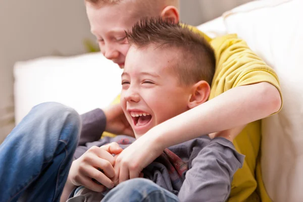 Dois meninos pequenos rindo — Fotografia de Stock