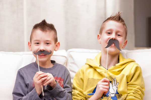 Zabawna buzia chłopców i wąsy — Zdjęcie stockowe