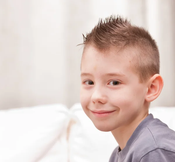 Trochę uśmiechający się portret chłopca — Zdjęcie stockowe