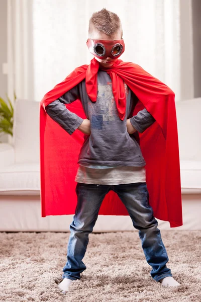 Piros köpeny gyerek nappali szuperhős — Stock Fotó