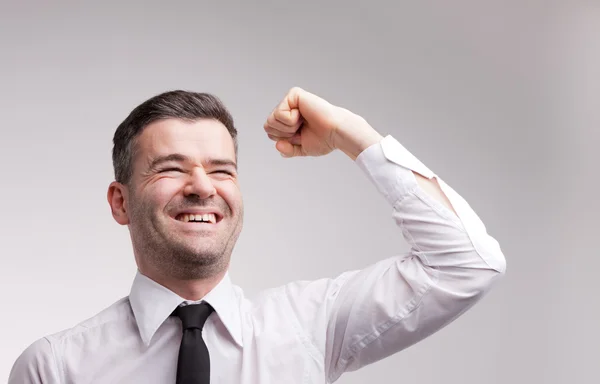 Gelukkig man jubelend verhogen zijn arm — Stockfoto