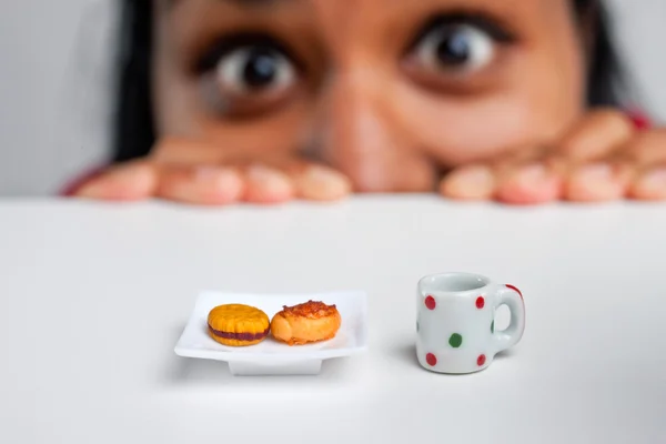 Indian girl on a diet — Stock Photo, Image