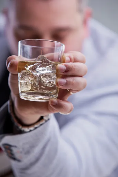 Bebedor pesado mostra um copo de culpa — Fotografia de Stock