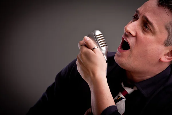 Cantante de estilo años cincuenta sobre un fondo oscuro —  Fotos de Stock