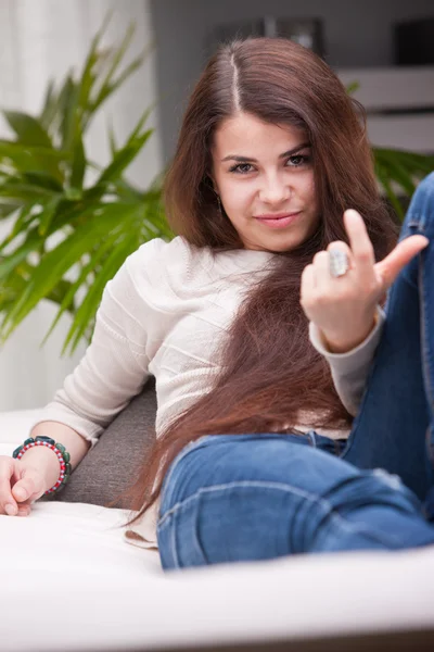 Jong meisje belt iemand met een gebaar — Stockfoto