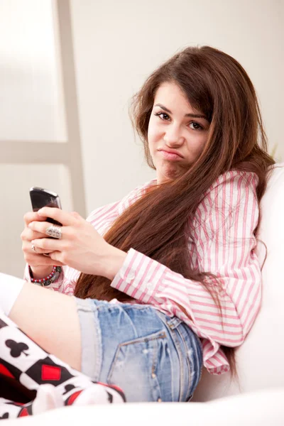 Menina segurando um grouch contra o telefone móvel — Fotografia de Stock