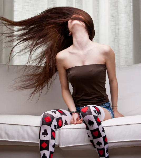 Sexy dívka točila dlouhé vlasy — Stock fotografie