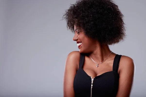Neşeli Çekici Genç Siyahi Kadın Yakın Planda Kesilmiş Bir Portreyle — Stok fotoğraf