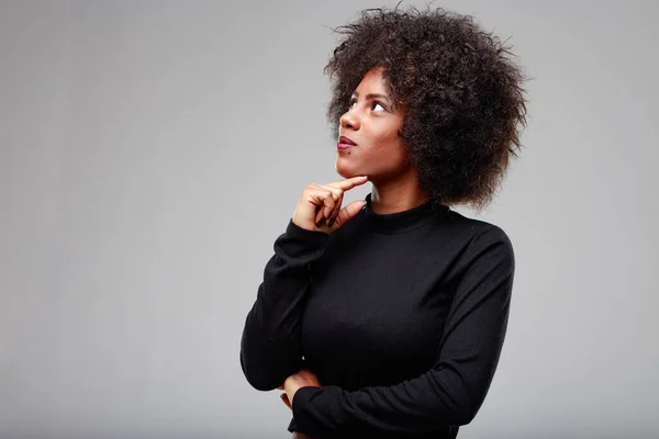 Przemyślany Atrakcyjny Młody Czarny Kobieta Patrząc Bok Zamyślonym Wyrazem Twarzy — Zdjęcie stockowe