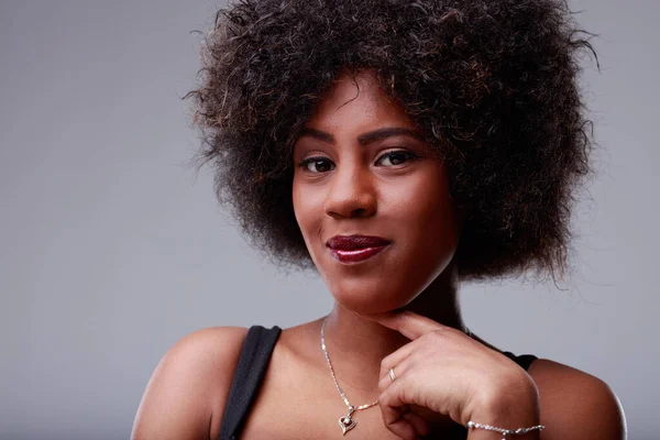 Lieve Jonge Zwarte Vrouw Met Een Impish Grijns Haar Vinger — Stockfoto