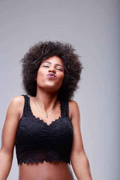 Provocante Jovem Mulher Negra Provocando Câmera Para Beijo Bebendo Lábios — Fotografia de Stock