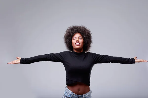 Jovem Mulher Negra Desfrutando Momento Tranquilo Para Meditar Com Braços — Fotografia de Stock