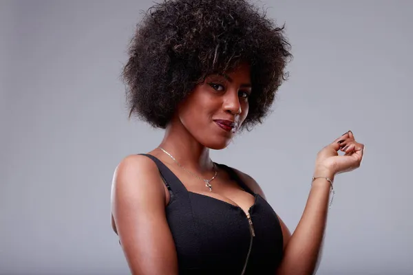 Sevimli Genç Siyahi Kadın Kameraya Düşük Açılı Karizmatik Bir Sırıtış — Stok fotoğraf