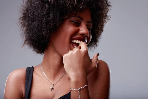 Zmysłowy Młody Czarny Kobieta Jej Ręka Dla Jej Otwarte Usta — Zdjęcie stockowe