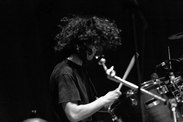 Jovem baterista ao vivo no palco — Fotografia de Stock