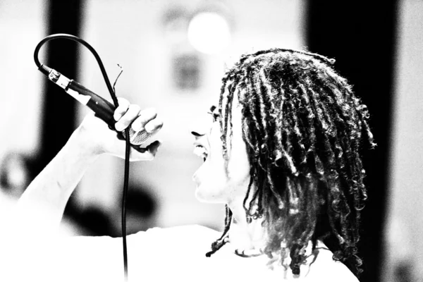 Piosenkarka Rasta włosów występować na żywo na scenie — Zdjęcie stockowe