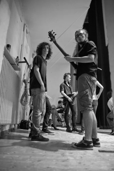 Banda de rock se preparando para tocar no palco — Fotografia de Stock