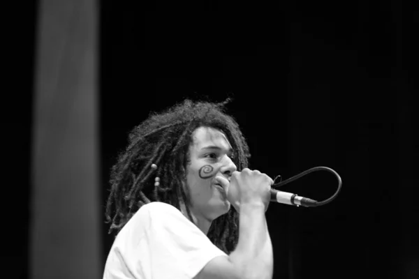 Rasta cantor de cabelo se apresentando ao vivo no palco — Fotografia de Stock