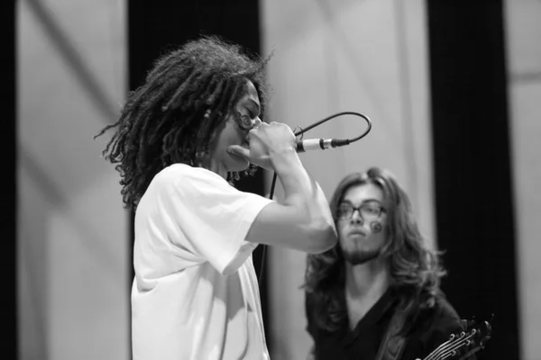 Rasta cantor de cabelo se apresentando ao vivo no palco — Fotografia de Stock