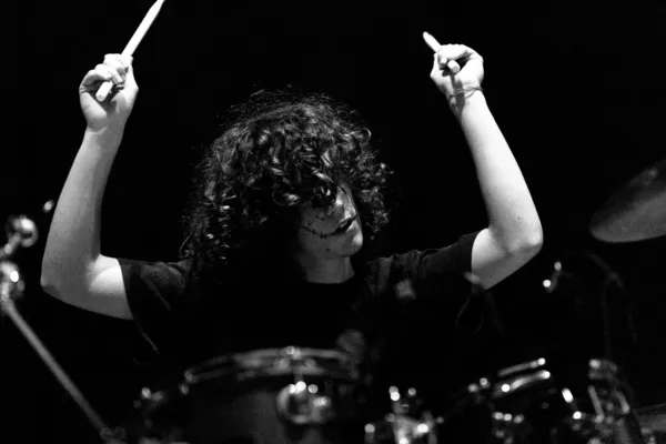 Jovem baterista ao vivo no palco — Fotografia de Stock