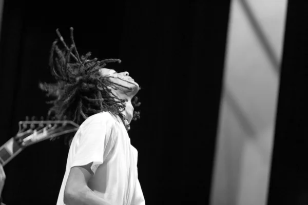 Rasta cantor de cabelo se apresentando ao vivo no palco — Fotografia de Stock