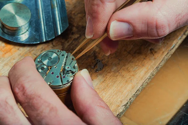 Watchmaker Repairing Mechanism Old Watch Focus Close His Hands Pair — Stock Photo, Image