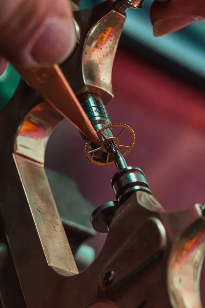 Horloger Travaillant Sur Une Roue Laiton Dentée Vitesse Une Vieille — Photo