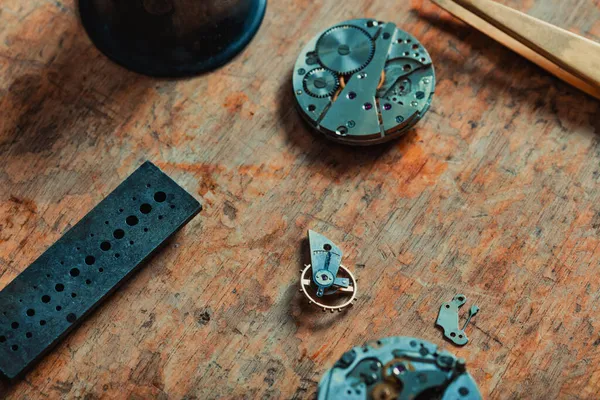 Concentrer Sur Une Horloge Parmi Les Montres Démontées Sur Vieil — Photo