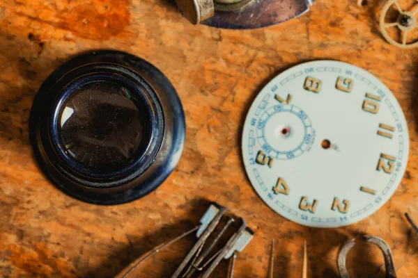 在一个古老的木制钟表匠工作台上 从上到下的观点和对珠宝的选择性关注 — 图库照片