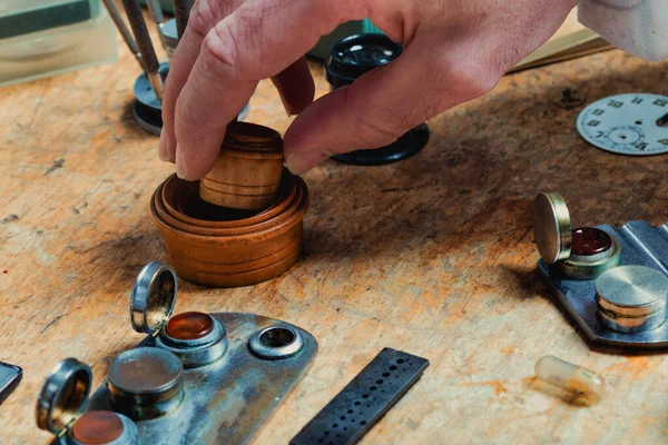 Male Hand Reaching Tool Focus Watchmaker Clockmakers Workbench Vintage Equipment — Stock Photo, Image