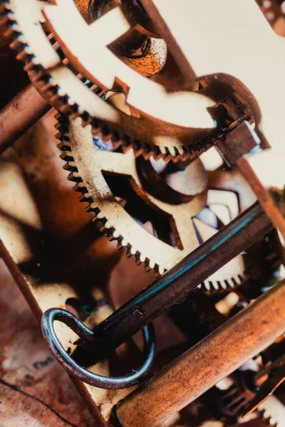 钟表或钟表机构的齿形黄铜齿轮在修整过程中在钟表匠工作台上有选择地聚焦的特写 — 图库照片