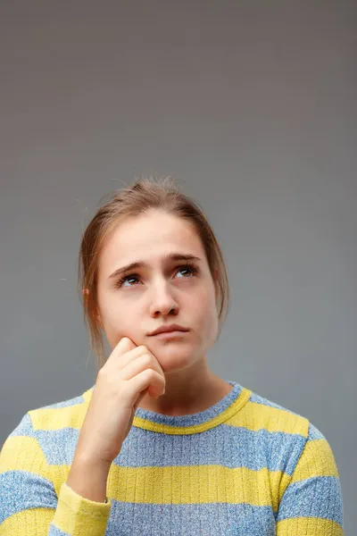 Triste Expresión Pensamiento Mujer Joven Reflexiona Recuerda Pasado Tal Vez —  Fotos de Stock