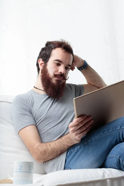 Uomo Con Barba Baffi Legge Dallo Schermo Grande Tablet Digitale — Foto Stock