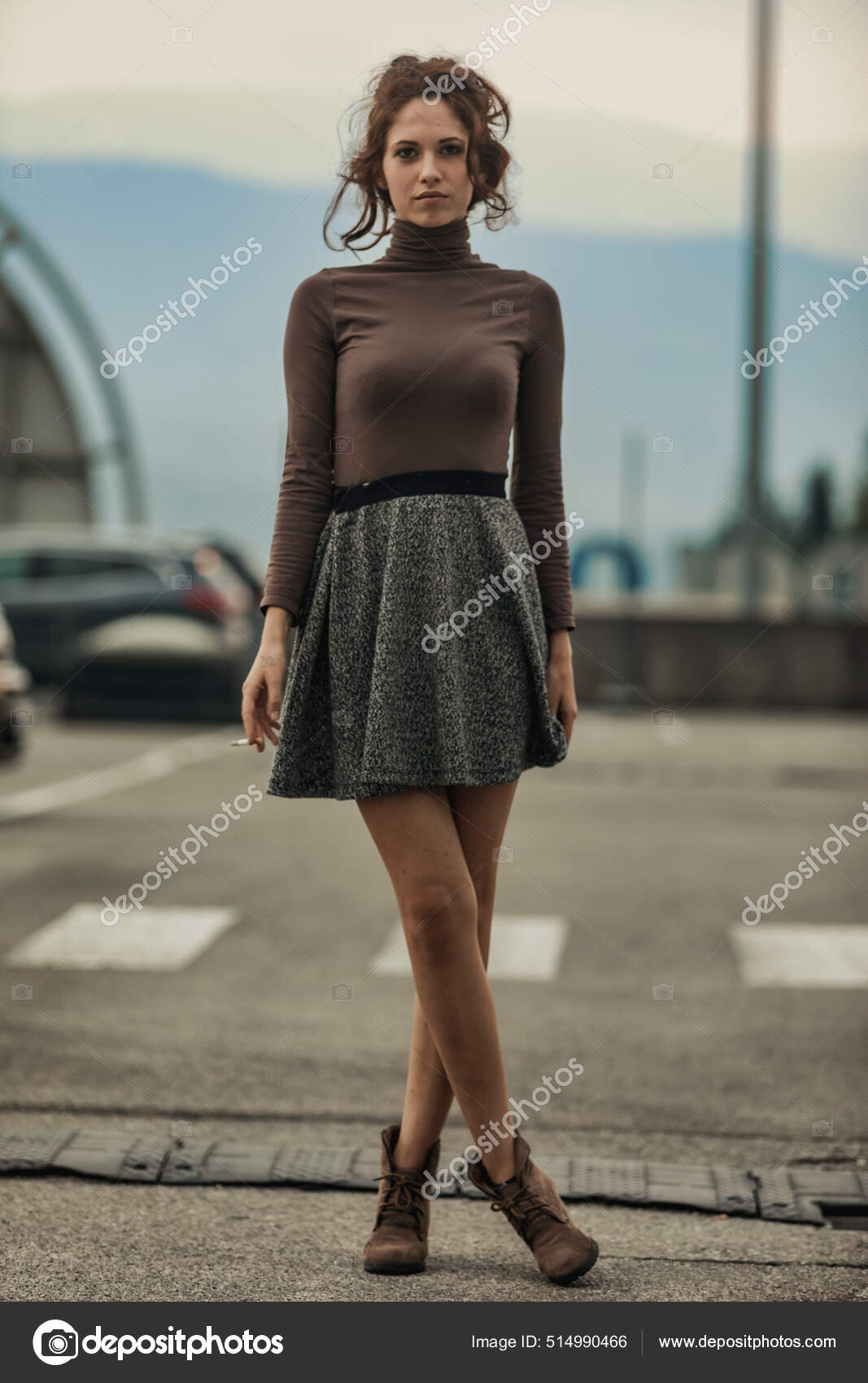 Jeune Femme Seduisante Mode Mini Jupe Bottes Debout Avec Les Photo de stock par Giulio Fornasar 514990466