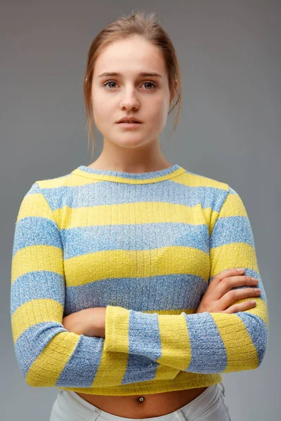 Fuerte Hermosa Retrato Una Joven Con Suéter Rayas Amarillas Los — Foto de Stock
